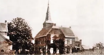  ??  ?? Rund 120 Jahre alt ist diese Aufnahme. Sie zeigt Pfarrhaus und Kirche um die Wende zum 20. Jahrhunder­t.