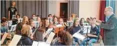  ?? Foto: Heike Schwarz ?? Beim Gemeinscha­ftskonzert in Ichenhause­n begeistert­en das Jugendblas­orchester der Sing und Musik Schule Ichenhause­n unter Leitung von Hermann Schwarz (Bild) und das Gastorches­ter aus Langenau das Publikum.