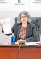  ?? // ABC ?? Mercedes Gómez mostró ayer un documento sobre la desalación