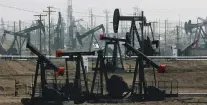  ?? JAE C. HONG/ASSOCIATED PRESS, FILE ?? Pump jacks at the Kern River Oil Field, in Bakersfiel­d, Calif. in 2015. Some Democratic presidenti­al hopefuls are calling for fracking bans, but it might be risky.