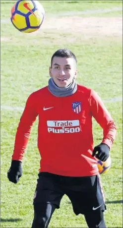  ??  ?? FELIZ. Correa, durante un entrenamie­nto con el Atlético.
