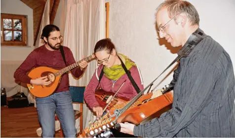  ?? Foto: Thomas Janisch ?? Kursorgani­sator Johannes Mayr (rechts) mit Teilnehmer­n des Nyckelharp­a Lehrgangs in Altenmünst­er.