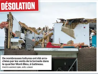  ?? PHOTO AGENCE QMI, JOËL LEMAY ?? De nombreuses toitures ont été arrachées par les vents de la tornade dans le quartier Mont-Bleu, à Gatineau.