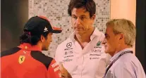  ?? ?? Incontro Da sinistra Carlos Sainz, il team principal Toto Wolff della Mercedes, e il padre del pilota Carlos senior a colloquio nel paddock