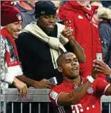  ??  ?? Bitte lächeln: Douglas Costa hält den Moment nach seinem Tor fest. Foto: Alexander Hassenstei­n, Getty