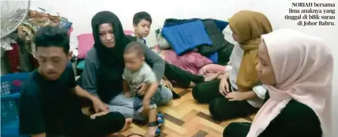  ??  ?? NORIAH bersama lima anaknya yang tinggal di bilik surau
di Johor Bahru.