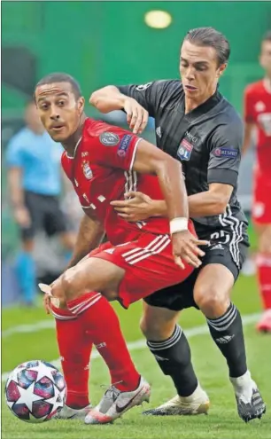  ??  ?? Thiago Alcântara domina el balón en la semifinal de la Champions ante el Lyon.