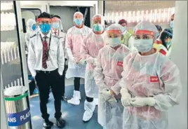  ?? ANI ?? ■
Wearing PPE suits, Spicejet flight attendants gear up for departure of a New Delhi-bound flight at Raja Bhoj Airport in Bhopal on Monday.