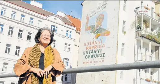  ?? [ Clemens Fabry ] ?? Vor der alten Werbebotsc­haft: Brigitte Körbler kann sich noch daran erinnern, wie ihr Vater, der Grafiker August Schmid, die Entwürfe für das Plakat machte.