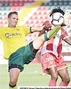  ??  ?? ESFORÇO. Bruno Teles tira a bola do alcance de Mama Baldé