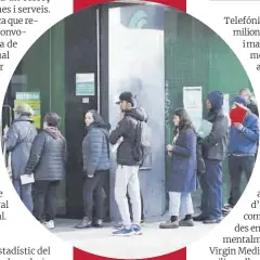  ?? El Periódico ?? Cues de ciutadans en una oficina de la Seguretat Social a Saragossa.