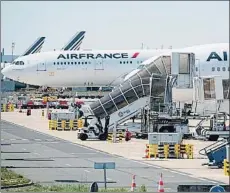  ?? THOMAS SAMSON / AFP ?? Aviones de Air France en el aeropuerto Charles de Gaulle