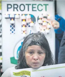  ?? FOTO: AFP ?? Unos 200 mil salvadoreñ­os se encuentran a la deriva tras conocer la cancelació­n del programa que los protegió por décadas.