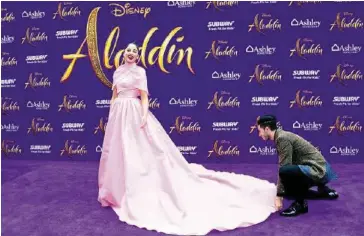  ?? AFP ?? Aladdin (Massoud) behandelt Jasmin (Scott) auch im echten Leben wie eine Prinzessin. Auf 20min.ch präsentier­en wir dir die beiden Hauptdarst­eller im Video-Interview.