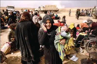  ?? ZOHRA BENSEMRA/REUTERS ?? AKIBAT PERANG: Warga Mosul dengan panik menghubung­i keluargany­a ketika penduduk di permukiman­nya diminta mengungsi.