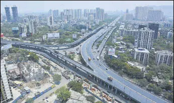  ?? BACHCHAN KUMAR/HT
PRAFUL GANGURDE/HT ?? A deserted Manpada junction in Thane on the EEH (above) on the first day of the weekend lockdown on Saturday.
The otherwise busy Thane Railway station (right) wearing a deserted look on Saturday.