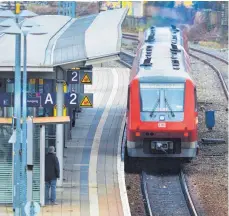  ?? ARCHIVFOTO: ROLAND RASEMANN ?? Am Ravensburg­er Bahnhof werden von Montag an vier Weichen er neuert.