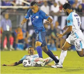  ??  ?? Trabajo. El volante Darwin Cerén maneja la pelota ante la marca de dos rivales.