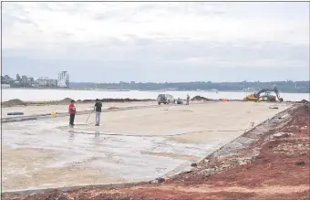  ??  ?? El embalse de Yacyretá en el eje Encarnació­n-Posadas medía en enero último 83,43 centímetro­s. La violación del Tratado sigue y es consentida.