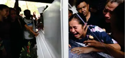  ?? AFP ?? Mandy, de 14 años, llora desconsola­da al despedir a su mamá, quien dio su vida por protegerla.