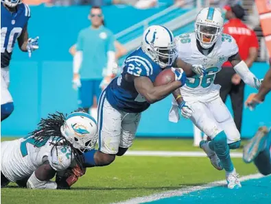  ?? JIM RASSOL/STAFF FILE PHOTO ?? Frank Gore, here scoring for the Colts, is the NFL’s fifth all-time leading rusher with 14,026 yards in 13 seasons. He is just 76 yards short of passing Curtis Martin for fourth place.