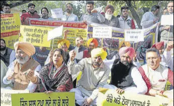  ?? KESHAV SINGH/HT ?? (From left) AAP leaders Harpal Singh Cheema, Rupinder Kaur Ruby, Bhagwant Mann, Kulwant Singh Pandori, Aman Arora and others protesting outside the Vidhan Sabha on Tuesday.