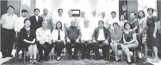  ??  ?? With the board of directors and trustees of the Coordinati­ng Council of Private Educationa­l Associatio­ns of the Philippine­s ( Cocopea)