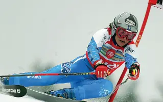  ??  ?? Interpella­ti Nella foto sopra Karen Putzer, campioness­a in di sci alpino delle fiamme oro e medaglia di bronzo alle olimpiadi del 2002 nella categoria supergigan­te. A destra invece l’alpinista brissinese Reinhold Messner, esperto di scalate sugli...