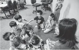  ?? ANGELA PIAZZA/THE REPUBLIC ?? Sheau-Yann Liang works with a Chinese Linguistic School of Phoenix preschool class. The school’s students range from preschoole­rs to 11th-graders.