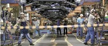  ??  ?? Competitiv­idad. La industria automotriz reportó de nuevo niveles históricos en producción y exportació­n en abril, tras tener un aumento del 19.6% de vehículos vendidos a EU y producidos la mayor parte en Saltillo.