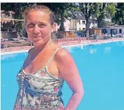  ??  ?? Birgit Korz, Badleiteri­n im Freibad Kaiserswer­th, hat acht Wochen in Spanien festgesess­en. Den unfreiwill­igen Langzeitur­laub hat sie aber genossen.