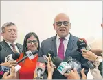  ??  ?? Delegados. Los representa­ntes del Gobierno, Jorge y Delcy Rodríguez, declaran ante la prensa.