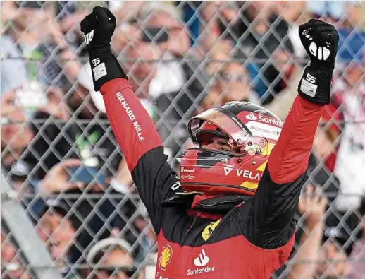  ?? Fotos: AFP ?? Der Spanier Carlos Sainz jr. gewinnt sein erstes Formel-1-Rennen in Silverston­e.