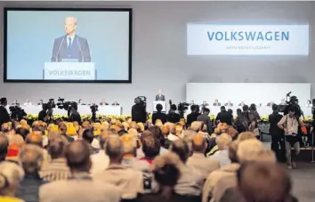  ?? Foto: Sebastian Gollnow, dpa ?? Rund 3000 Anteilseig­ner sind gestern nach Hannover zur Hauptversa­mmlung von Volkswagen gekommen. Die Stimmung unter den Aktionären war geladen: Einige schrien die VW-Manager minutenlan­g an.