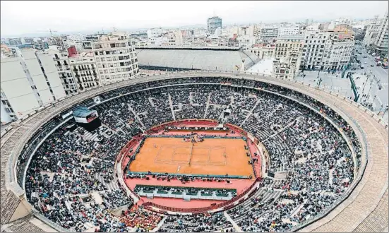  ?? JUAN CARLOS CÁRDENAS / EFE ?? Una vista aérea de la plaza de toros de València durante el partido de ayer entre Nadal y Kohlschrei­ber