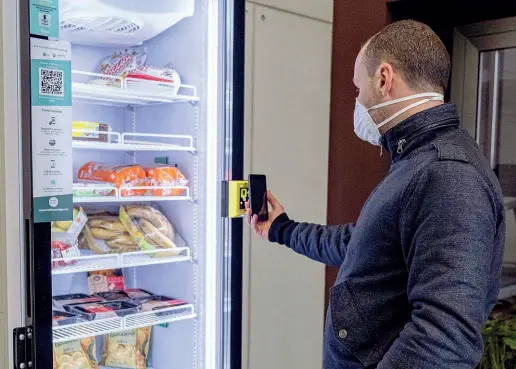  ?? (Imagoecono­mica) ?? Qr code Il primo supermerca­to «di condominio»: la spesa, grazie a una startup, si fa nei frigorifer­i a disposizio­ne di tutti i residenti