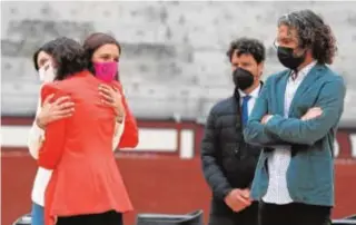  ?? JAIME GARCÍA ?? Isabel Díaz Ayuso abraza a la viuda de Víctor Barrio, Raquel Sanz, en presencia de José Tomás y Miguel Abellán, en el ruedo de Las Ventas