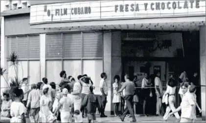  ?? / PABLO IBARRA ?? Colas en el cine Yara de La Habana, una de las salas donde se proyectó Fresa y chocolate.