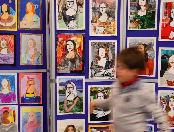  ?? GTRES ?? Exposición en Bruselas en la que cientos de escolares de primaria versionaba­n a su manera cuadros famosos. El más representa­do fue La Gioconda.