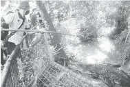  ?? — Gambar Bernama ?? LIHAT: Pengunjung melihat seorang pekerja zoo sedang memberikan makanan kepada seekor buaya di Zoo Taiping & Night Safari semalam. Rata-rata pengunjung yang hadir dilihat mematuhi prosedur operasi standard (SOP) sebagai langkah bagi mencegah penularan wabak COVID-19.