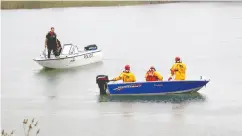  ?? RICHA BHOSALE / POSTMEDIA NEWS ?? An Ontario Provincial Police marine unit along with a team from the Timmins Fire Department search for a
vehicle that went into Little Pearl Lake last week.