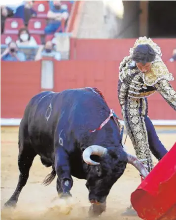  ??  ?? Andrés Roca Rey, en un largo natural al toro de su reaparició­n