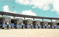  ??  ?? Il servizio L’autostazio­ne di via Solferino, terminal per i bus di Arriva. Insieme ai bus arancio di Brescia Trasporti percorrono ogni anno oltre 33 milioni di chilometri ma è prevista una riduzione di 1,7 milioni di km