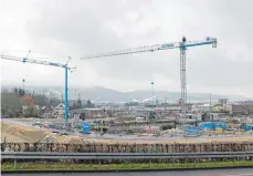  ?? FOTO: ECKARD SCHEIDERER ?? Baukräne über Aalen: Einen ausreichen­den Anteil an bezahlbare­m Wohnraum will die Stadt über eine Quote sicherstel­len.