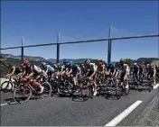  ??  ?? L’étape a été disputée sur un rythme effréné dès le départ de Millau. Bien protégé par son équipe, Adam Yates a gardé le Maillot Jaune.