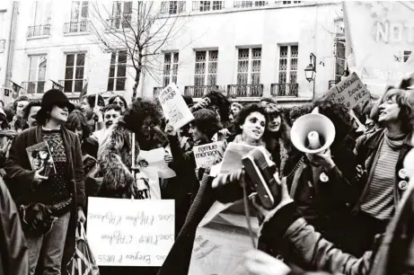  ?? (Cathy Bernheim) ?? Ci-contre: Cathy Bernheim, «Manifestat­ion contre les appels au meurtre d’homosexuel(le)s lancés par Anita Bryant aux USA», Paris, 1977.