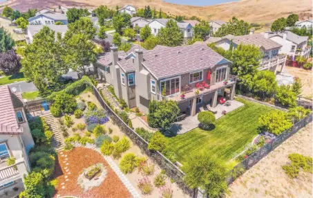  ?? OPEN HOMES PHOTOGRAPH­Y ?? 3024 Overlook Drive, a four-bedroom, three-bathroom in the Hiddenbroo­ke Golf Course Community, recently sold for more than $800,000.