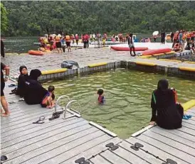  ??  ?? KOLAM khas untuk kanak-kanak.