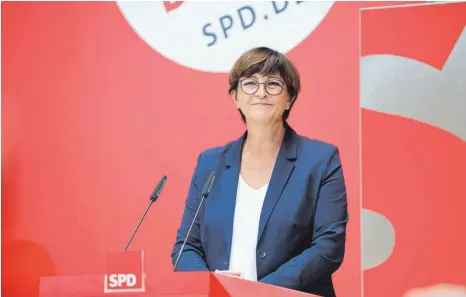  ?? FOTO: IMAGO IMAGES ?? SPD-Kanzlerkan­didat Olaf Scholz hält sie für ministrabe­l: die SPD-Chefin Saskia Esken, in Baden-Württember­g Spitzenkan­didatin ihrer Partei.