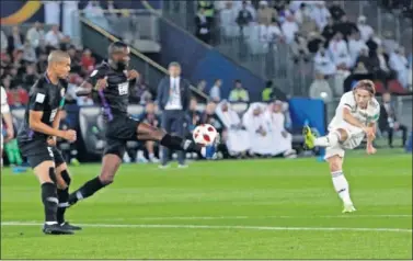  ??  ?? EL GOLAZO EN ABU DHABI. Modric hizo el 1-0 al Al Ain con este zurdazo desde fuera del área.